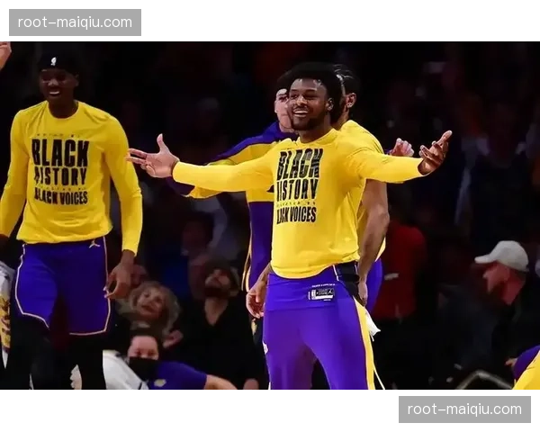 湖人雷迪克解释布朗尼短时间出场 称属临场调整非既定计划 湖人雷迪克解释布朗尼短时间出场 称属临场调整非既定计划